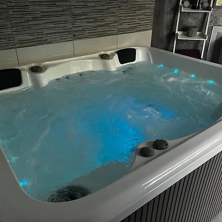 Partie De Moderne Avec Acces Piscine דירה